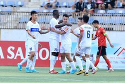 Siêu ngoại binh Pape Omar 'nổ súng' ngay trận ra mắt từ pha sút phạt đẳng cấp, Mobi FC đại thắng ở HPL vòng 1