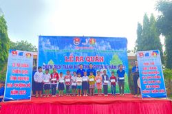 Tặng 25 suất học bổng cho học sinh nghèo vượt khó