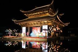 Hàng ngàn du khách dự Lễ Phật đản phố cổ Hoa Lư 2023