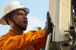 Theo chân thợ điện ngày nắng nóng