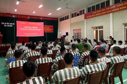 Chiếu phim lưu động trong trại giam để tuyên truyền pháp luật