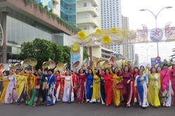 Hơn 6.000 phụ nữ diễu hành tôn vinh áo dài tại Nha Trang