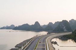 Một vòng cung đường bao biển đẹp bậc nhất Việt Nam chạy qua 2 thành phố