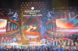 Rực rỡ sắc màu trong đêm khai mạc Festival Biển lần thứ 10