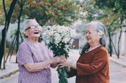Về già, dù có tiền hay không, hãy kịp thời làm ba điều này với con cháu