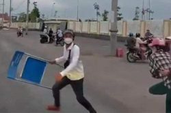 Phẫn nộ nam thanh niên chặn đường, đập vỡ kính xe cấp cứu đang chở bệnh nhân