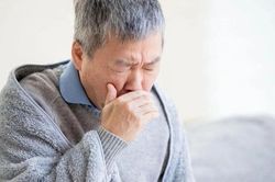 Phát hiện ung thư phổi sau khi ho khan kéo dài nhiều tháng