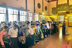 Đoàn đại biểu NCUT tiêu biểu trong đồng bào DTTS tỉnh Thanh Hóa dâng hương, dâng hoa báo công với Bác