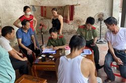 Học viên Công an 'ba cùng' với Công an xã giúp dân