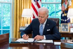 Ông Biden ký ban hành luật nâng trần nợ công sau nhiều tuần tranh cãi