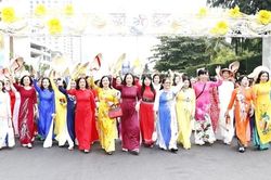 Hơn 6.000 phụ nữ diễu hành áo dài trên đường phố Nha Trang