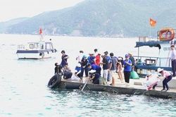 Thả con giống tái tạo thủy sản và trồng rừng ngập mặn ở vịnh Nha Trang