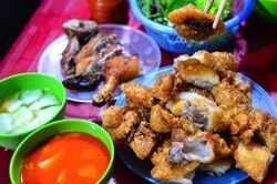 Bánh áp chao Cao Bằng dân dã mà độ ngon thì dư sức níu chân du khách