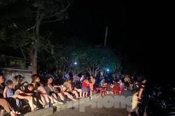 'Chảo lửa' Nghệ An lại mất điện, người dân đổ ra đường ăn cơm, hóng mát