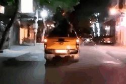 Xe bán tải chở theo nhiều em nhỏ trên thùng khiến nhiều người thót tim