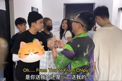 Được stylist của Chi Pu tặng quà, Amber nói gì mà hội đẩy thuyền sướng rơn?