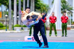 Xem đội tuyển Công an Hà Nội trấn áp tội phạm tại Hội thi quân sự, võ thuật