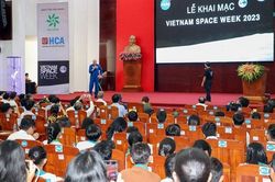 Cựu phi hành gia NASA giao lưu với giới trẻ Hậu Giang