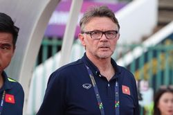 HLV Troussier cũng thật... khó lường!