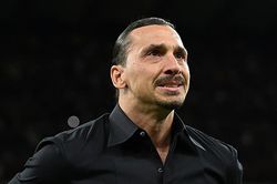 Ibrahimovic bật khóc trong ngày tuyên bố giải nghệ, khép lại hành trình 24 năm chơi bóng đỉnh cao