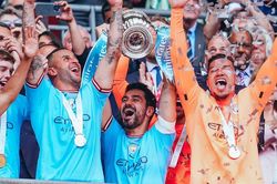Độc Lạ cúp FA: Gundogan mang Cúp về Man City nhưng... không được trao huy chương