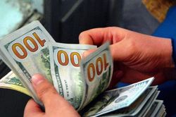 Đồng USD nóng hầm hập từ ngân hàng tới 'chợ đen'