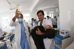 Gần 80 nữ sinh tiểu học Afghanistan bị đầu độc thực phẩm