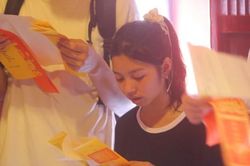 Thí sinh ở Hà Nội đến Văn Miếu cầu may trước kỳ thi vào 10