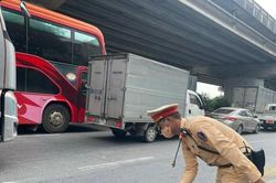 Truy tìm phương tiện gây ra vết dầu loang dài hàng chục mét trên đường Pháp Vân