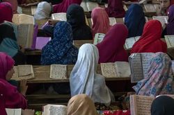 Gần 80 nữ sinh ở Afghanistan nghi bị đầu độc