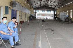 Cảnh khó tin ở trung tâm đăng kiểm, nhân viên rảnh việc ngồi chơi