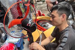 Mất điện khắp nơi: Dân lùng mua, 'cháy hàng' quạt sạc