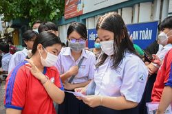Bố trí giáo viên viết hộ bài cho 8 thí sinh thi lớp 10 ở TP.HCM