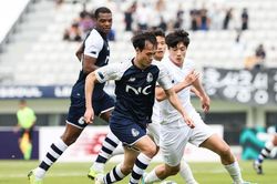 Quang Hải chia tay Pau FC; Tiền đạo Văn Toàn lập cột mốc lịch sử tại Hàn Quốc