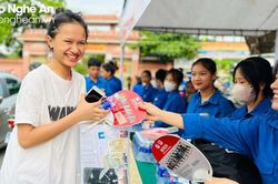Thanh niên tình nguyện tặng nước uống, quạt mát, suất cơm miễn phí cho sĩ tử và người nhà