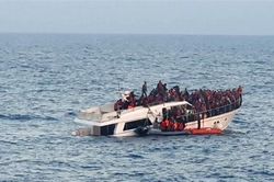 Italy giữ tàu cứu hộ di cư do tổ chức phi chính phủ của Đức điều hành