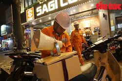 Nhân viên điện lực 'đi từng ngõ, gõ từng nhà' kêu gọi tiết kiệm điện