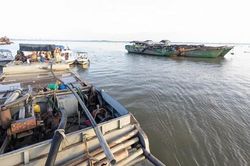 Một đêm bắt giữ 7 phương tiện, 15 đối tượng khai thác cát trái phép trên sông Tiền
