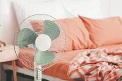 Mẹo dùng quạt đúng cách giúp bạn ngủ ngon hơn trong mùa hè