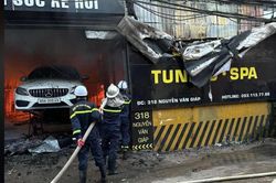 Dập tắt đám cháy gara ô tô ở quận Nam Từ Liêm