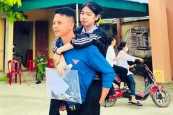 Kỳ thi vào lớp 10 ở Nghệ An: Bí thư đoàn xã cõng thí sinh xương thủy tinh đến trường thi