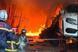 Gara ô tô rộng hàng trăm m2 bốc cháy dữ dội