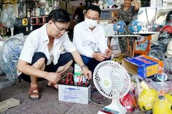 Nắng nóng, mất điện, người dân Hà Tĩnh tìm mua đồ tích điện