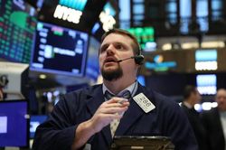 Chứng khoán Mỹ bất an với lãi suất, Dow Jones 'bốc hơi' gần 200 điểm