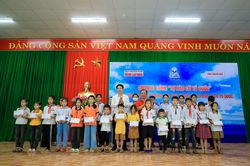 Trao 20.000 lá cờ Tổ quốc và 100 triệu hỗ trợ học tập cho tỉnh Thanh Hóa