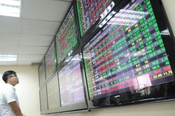 Các nhóm cổ phiếu đua nhau bứt phá, VN-Index vượt mốc 1.105 điểm
