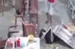 CLIP: Người phụ nữ bị đánh dã man tại quán ăn