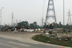 Bãi tập kết rác gây ô nhiễm