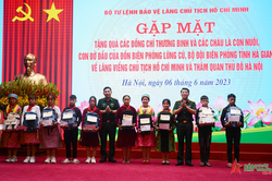 Bộ tư lệnh Bảo vệ Lăng Chủ tịch Hồ Chí Minh gặp mặt, tặng quà thương binh, các cháu con nuôi, con đỡ đầu Đồn Biên phòng Lũng Cú