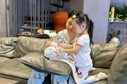 Đàm Thu Trang lộ diện sau sinh, khoe hai con đáng yêu